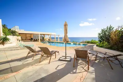 Image de Sapala 2 - Oceanfront Poolside Apt w/ Shared Pool