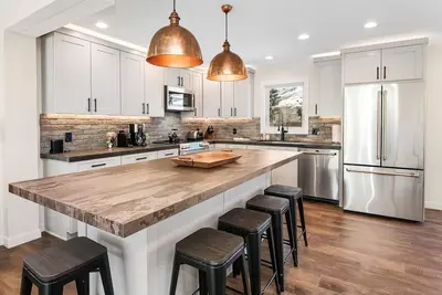 Image de New Listing! Luxury Duplex | Air Conditioning | Private Hot Tub | On Bus Loop