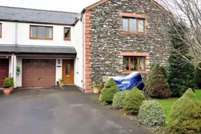 Image de Large modern house in small rural Hamlet.