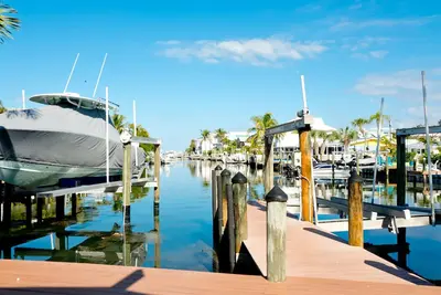 Image de 5 bedroom canal home on Ami, heated pool, pet friendly!