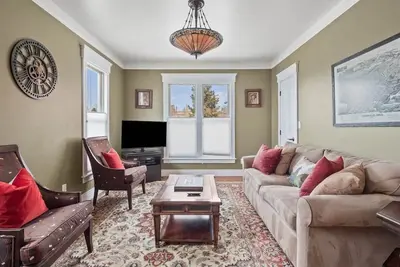 Image de Stylish, Cozy 3br Victorian w/ Bbq, Spacious Patio