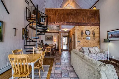 Image de 4br Victorian Home Near Town w/ Loft & Fireplace