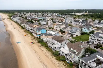 Image de Saltwater Sapphire - 4bd, 3. 5ba - Sleeps 10 - Short walk to the Beach!