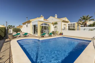 Image de Villa \"Herrero\" avec vue sur les montagnes, piscine privée et Wi-Fi.