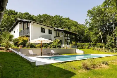 Image de Woodland - Superbe maison avec piscine chauffée