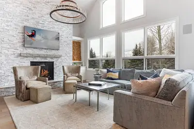 Image de Luxury Arrowhead Home, Air Conditioning, Private Hot Tub, Game Room, Beautifully Remodeled