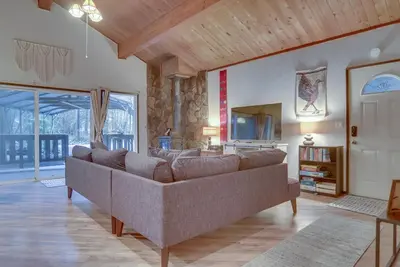 Image de Mt Hood Cabin-Fenced Yard-Trails-Wood Stove-BearlyMuvin Cabin