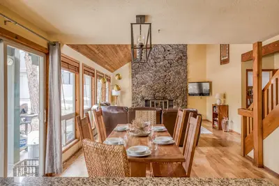 Image de Sunriver Family-Friendly 3-Bedroom with Hot Tub is Near Sharc, Fort Rock Park!
