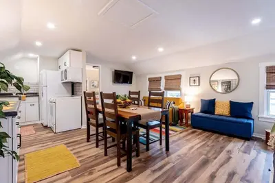 Image de The Back Yard-Entire Building |Walk to Downtown |Yard for Games|Parking