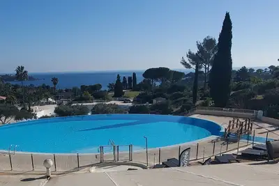 Image de Nid tout confort avec piscine et vue sur mer