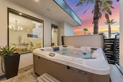 Image de Palm Desert Oasis: Desert Color Lagoon + Beaches