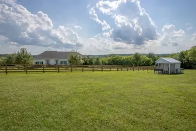 Image de 5 Acre 3 Bedroom Farmhouse Next Door to Troubadour