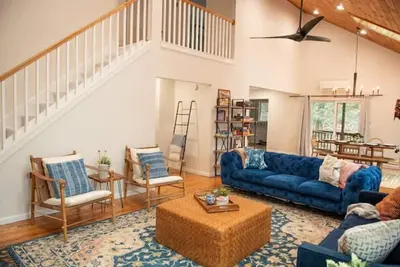 Image de Family Friendly Mountain Retreat: Grill, Cabana, Hot Tub, Play set, Fire pit\n