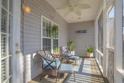 Image de Whimsical 4 bedroom house with a cozy backyard