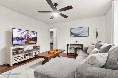 Image de 3 Br Fully Fenced Park Hill Home