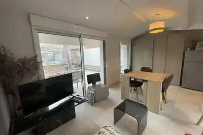 Image de Terrasse et patios privatifs, piscine ludique avec remous sous abri amovible