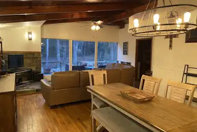 Image de Cabin in the woods- Minutes from Lake Texoma, Red River, and Choctaw Casino.