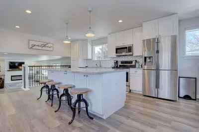Image de Updated home with game room, large yard, 20 min to Dt Denver