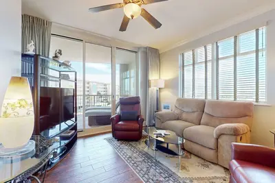 Image de Fantastic ocean view condo with fitness area, pool, hot tub, & W/D