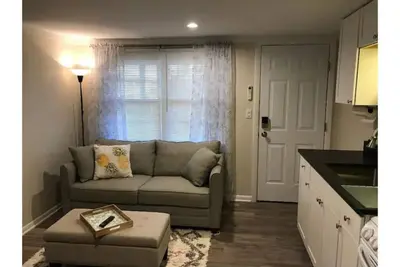 Image de Desirable Location. Steps from the beach. Cozy