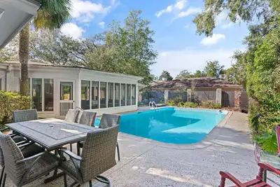 Image de East Beach home with large pool, dog friendly – sleeps 8