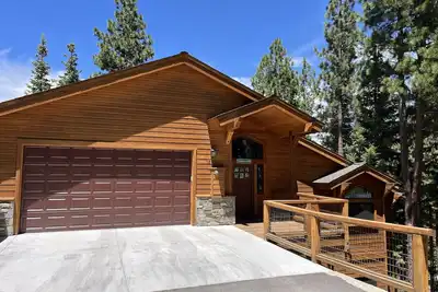 Image de Six-story home among the pines with multiple fireplaces, decks & pool table
