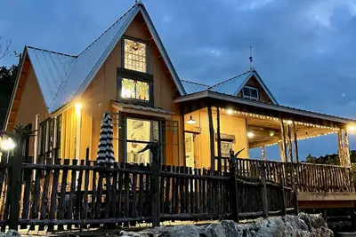 Image de Incredibly Unique, Luxurious, Private Lodge High In The Hills ~ Hot Tub!