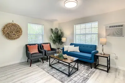 Image de St Pete Charm! 2bd/1ba walk downtown Sunny 2nd Flr