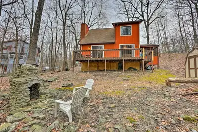 Image de 4 Mi to Tubing: Cozy Bushkill Cabin w\/ Deck!