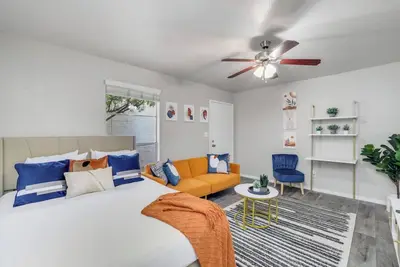 Comfy 1br sleep 6+ Free Parking