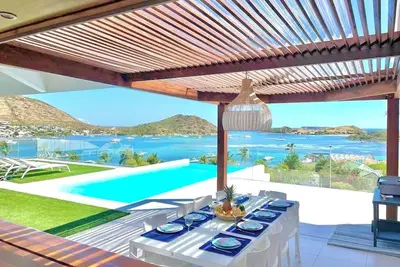 Magnificient new villa with incredible sea view!