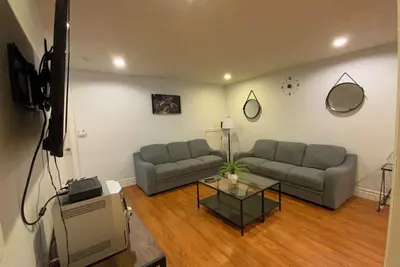 Image de 2 Bedroom Basement Suite for Max 4 Adults/kid