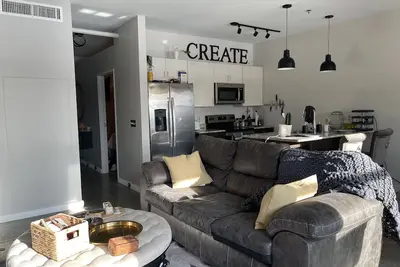 Image de Artsy Modern Industrial Style Apt