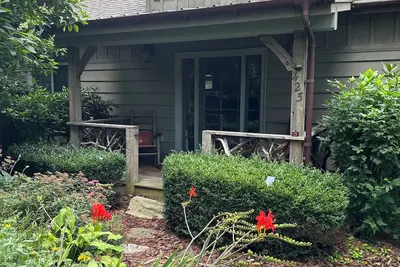 Image de Beautifully decorated cottage in Trillium Golf & Lake club community.
