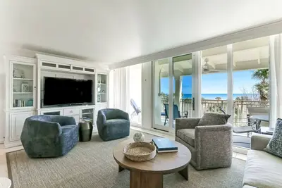 Image de Bright and Airy Shipwatch Condo Right on The Beach!