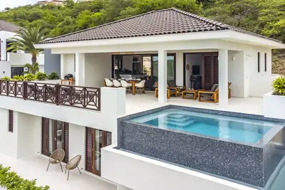 Image de Stunning new luxurious villa in Caribbean style with pool - 2min walk to beach.