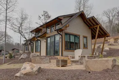 Image de Golf and Riverfront Cottage | King Bed | Group Availability