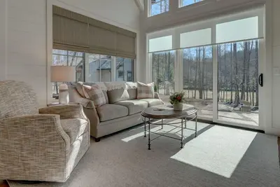 Image de Golf and Riverfront Cottage | King Bed | Group Availability