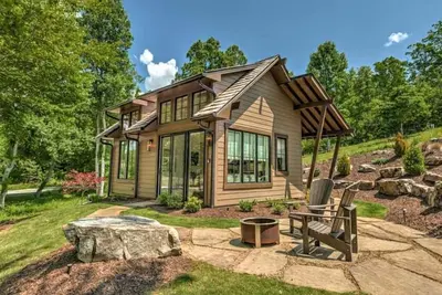 Image de Golf and Riverfront Cottage | King Bed | Group Availability