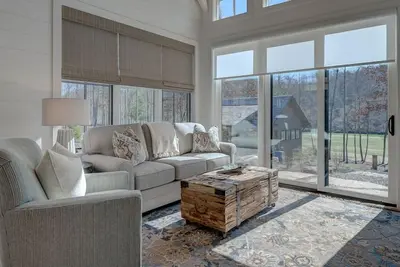 Image de Golf and Riverfront Cottage | King Bed | Group Availability