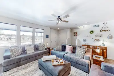 Image de Spacious mountain view escape with guest house, patio & washer/dryer - near golf