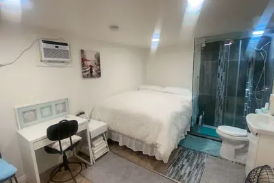 Independent cabin & private entrance with free parking 独立出入后屋独立洗手间