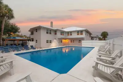 Image de Large Tybee Home for 28 Guests, Private Pool, King Beds, 200 ft to Beach, Newly Renovated