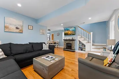 Image de Newly Renovated 4 Bedroom Home Only 2 Blocks from the Beach!