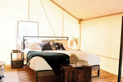 Image de Yellowstone Family Safari Tent, sleeps 7 w/ 1 king