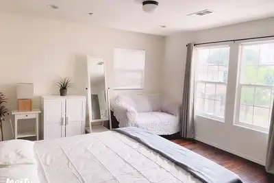 Luxury room with Private bathroom  & free parking close to Downtown La 豪华大套房市中心