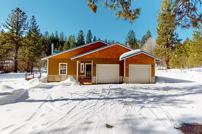 Image de Secluded, updated home with mountain view, woodstove, foosball, & W\/D