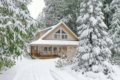 Image de Escape to Naturbyn: Modern cabin, private hot tub, stunning views, Starlink Wifi!