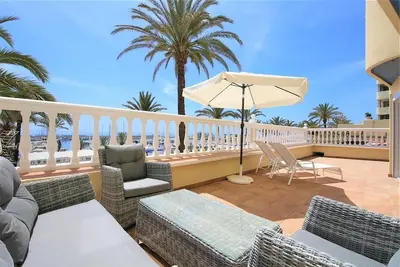 Image de Appartement de luxe en première ligne dans le port, Marina en première ligne près de la plage et bar