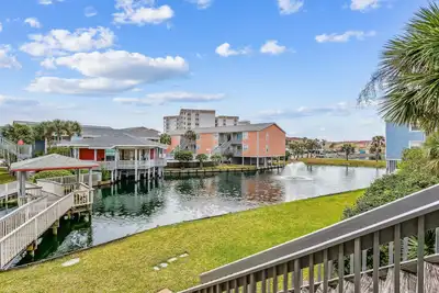 Image de Gulf Side of Via De Luna Dr |Short Walk To Beach |King Master |Community Pool |Pond View |Balcony